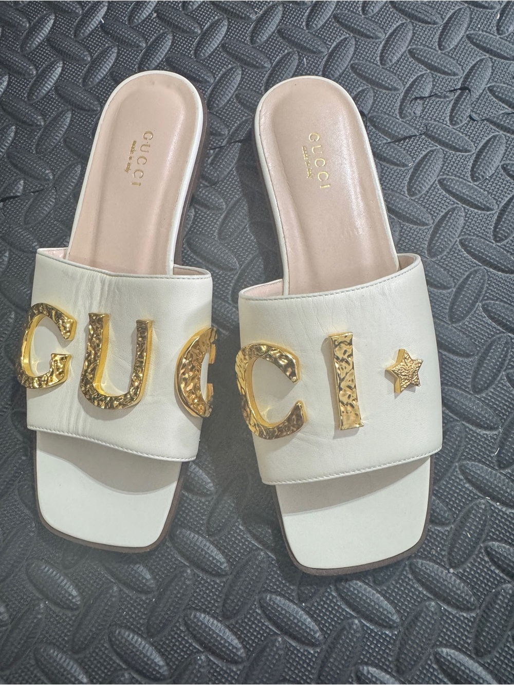 Gucci Cara Leather Flat Slides
